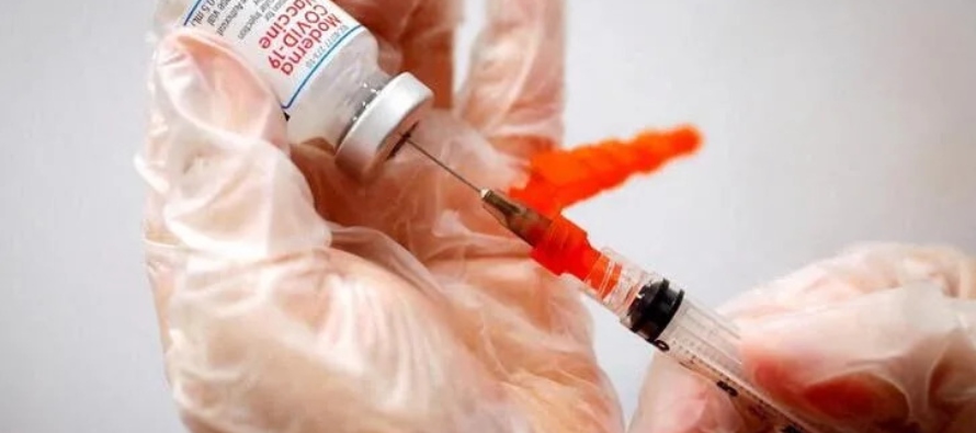 Moderna también está desarrollando una vacuna de dosis única que combina una...