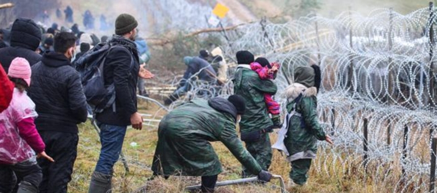 Guardias informaron por Twitter que el lunes detuvieron a 23 migrantes que lograron atravesar las...