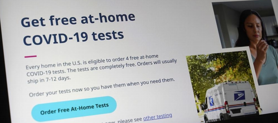 El sitio web, COVIDTests.gov, permite a la gente ordenar un máximo de cuatro tests por...