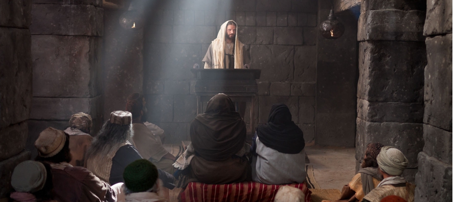Él iba enseñando en sus sinagogas, alabado por todos. Vino a Nazaret, donde se...