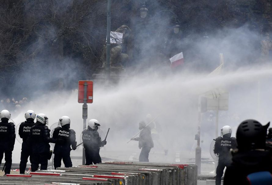 La policía usó cañones de agua y gases lacrimógenos para dispersar una...