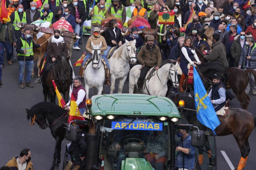 Agricultores, ganaderos, cazadores y simpatizantes de la oposición se congregaron el domingo...