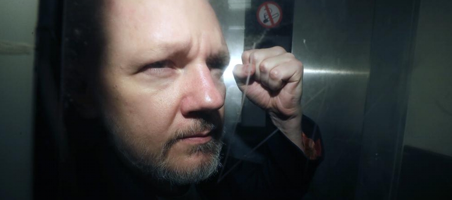 El Alto Tribunal en Londres permitió a Assange apelar la decisión de que se le...