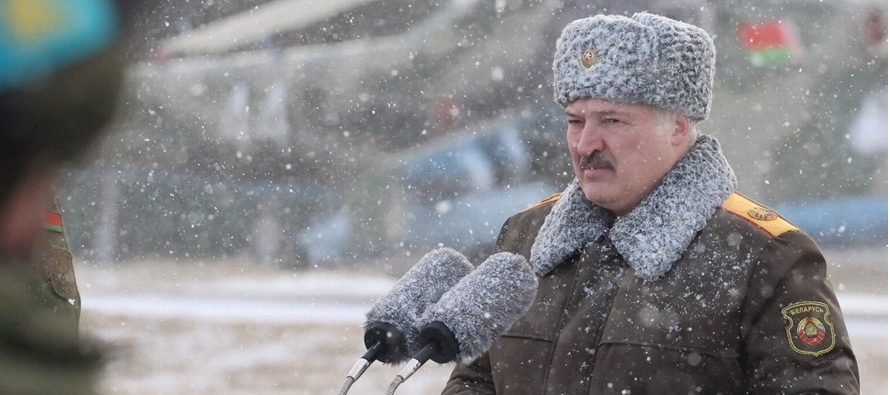 El mandatario bielorruso ha denunciado la presencia de "más de 30,000 militares,...