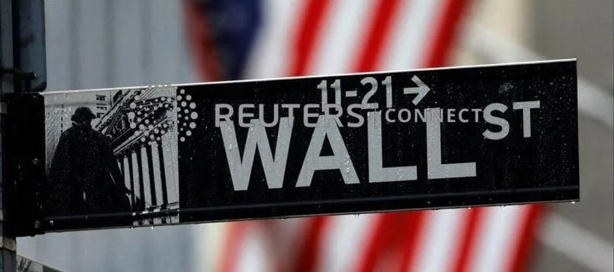 A las 1549 GMT, los tres principales índices de Wall Street perdían entre 1%-2%,...