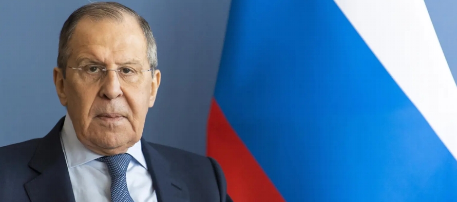 Lavrov dice que Rusia reduce la parte en dólares de sus reservas