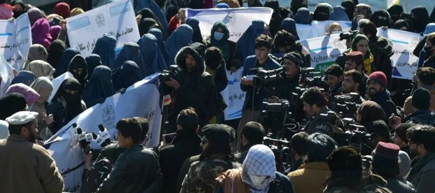 Un centenar de mujeres con velo se manifiesta en apoyo a los talibanes en Kabul