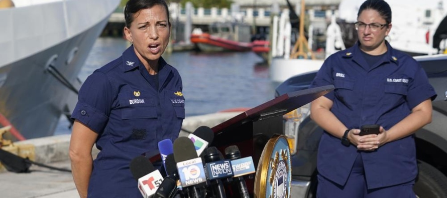 Las autoridades dijeron que el bote se encontró a unos 160 kilómetros (100 millas) al...