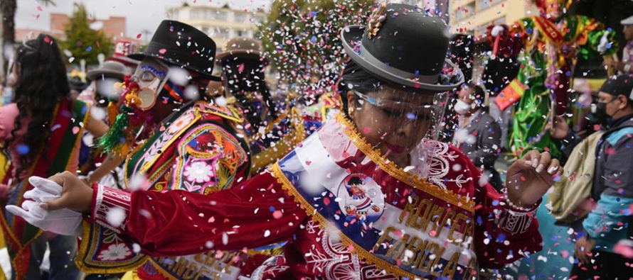 El carnaval boliviano fue cancelado el año pasado por la pandemia, pero la versión de...
