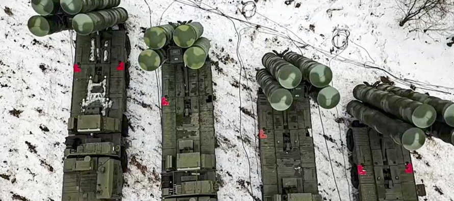 Fuerzas militares rusas realizaban grandes maniobras al norte de Ucrania en Bielorrusia, parte de...
