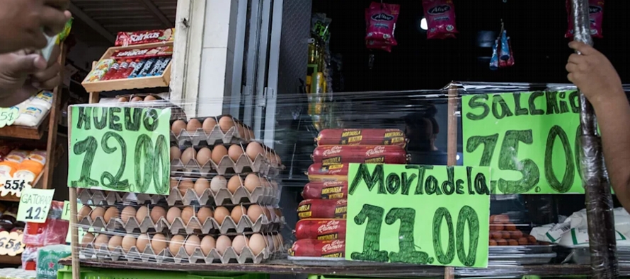 En El Salvador, la dolarización llegó para quedarse desde 2001, cuando se...