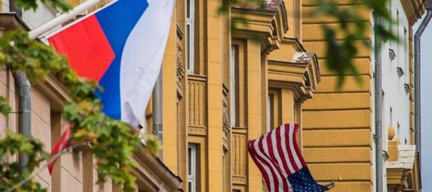 Estados Unidos evacuaba el sábado la mayoría de su embajada en Kiev, en momentos en...