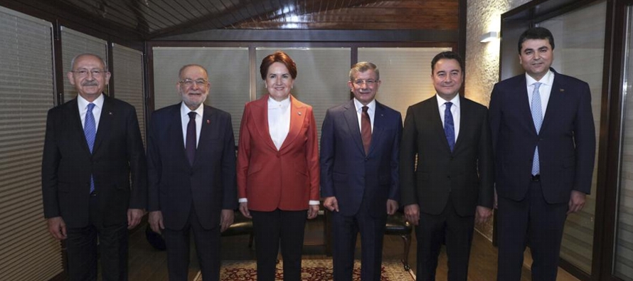 En un comunicado, los dirigentes de los distintos partidos declararon que Turquía atraviesa...