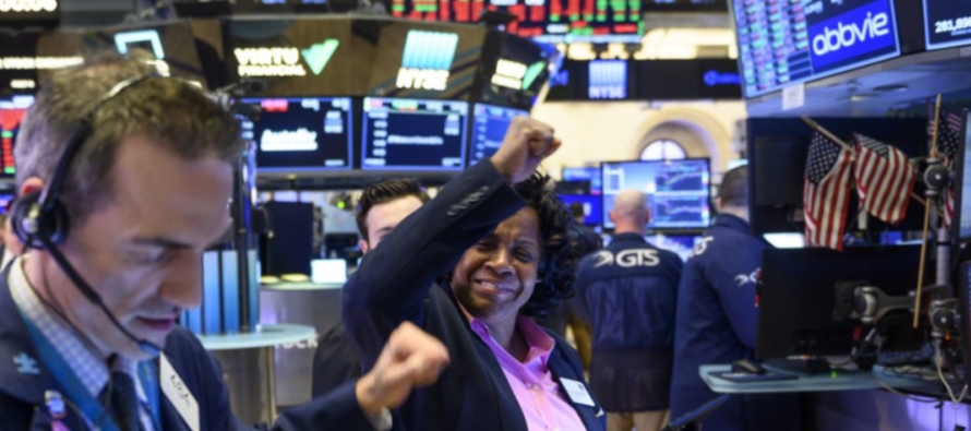 Al cierre de las operaciones en la Bolsa de Nueva York, el Dow Jones ganó 422,67 puntos,...