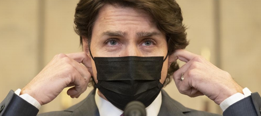 El primer ministro Justin Trudeau invocó la Ley de Emergencias de Canadá y...