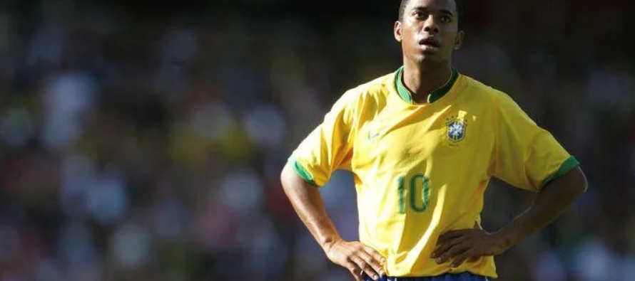 El atacante fue convocado en 100 oportunidades a la selección de Brasil y jugó en...