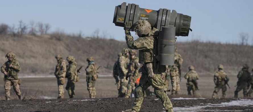 Rusia ha posicionado más de 150,000 efectivos al este, norte y sur de Ucrania, según...