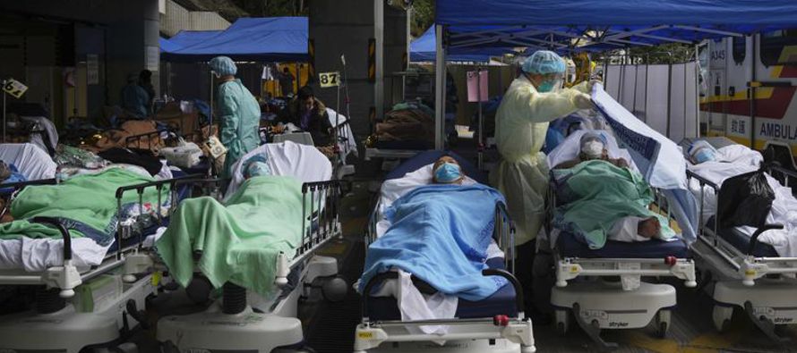 Hong Kong reportó 15 muertes y más de 6,000 nuevos casos confirmados de COVID-19 por...