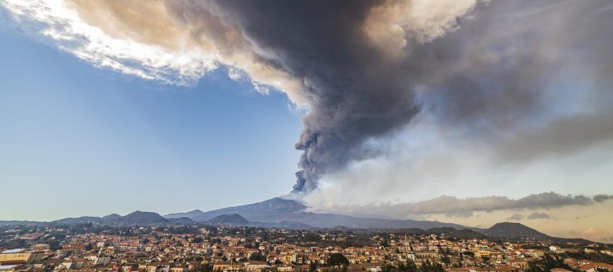 El flujo de lava de Etna, uno de los volcanes más activos de Europa, se concentró...