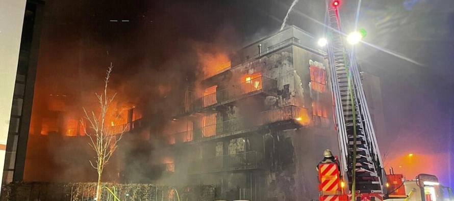 El servicio de bomberos dijo que unas 100 personas fueron evacuadas del edificio, informó la...