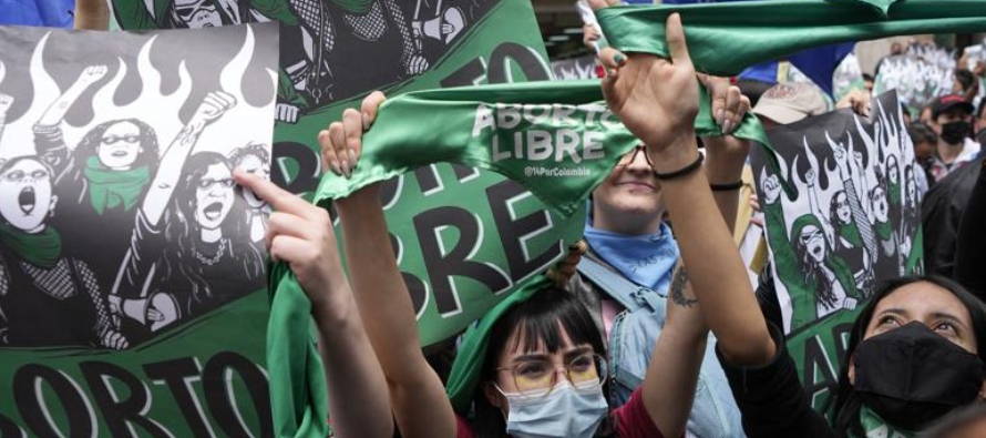 Las activistas a favor del aborto celebraron y ondearon sus icónicas pañoletas verdes...