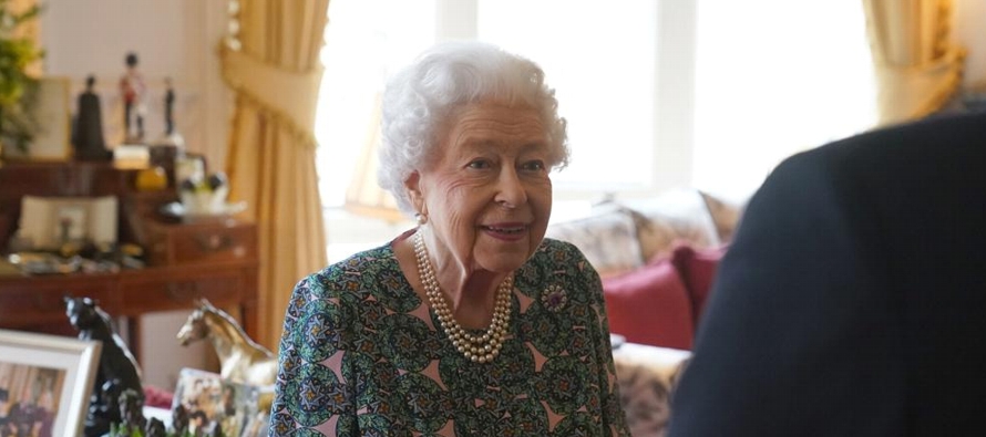Las autoridades confirmaron el positivo de la reina, de 95 años, al COVID-19 el domingo. 