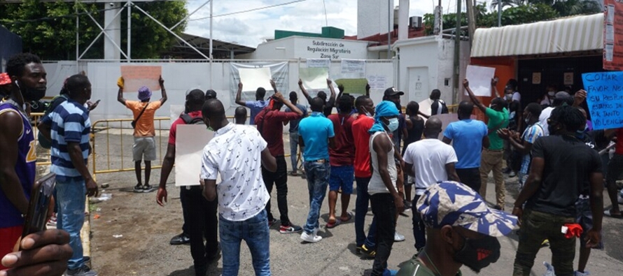 Las protestas escalaron cuando migrantes lanzaron fotocopias de sus documentos a agentes federales...