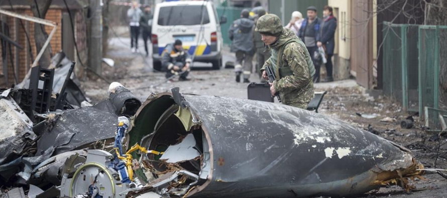 Las fuerzas ucranianas toman posiciones defensivas en los puentes alrededor de Kiev. Transportes...