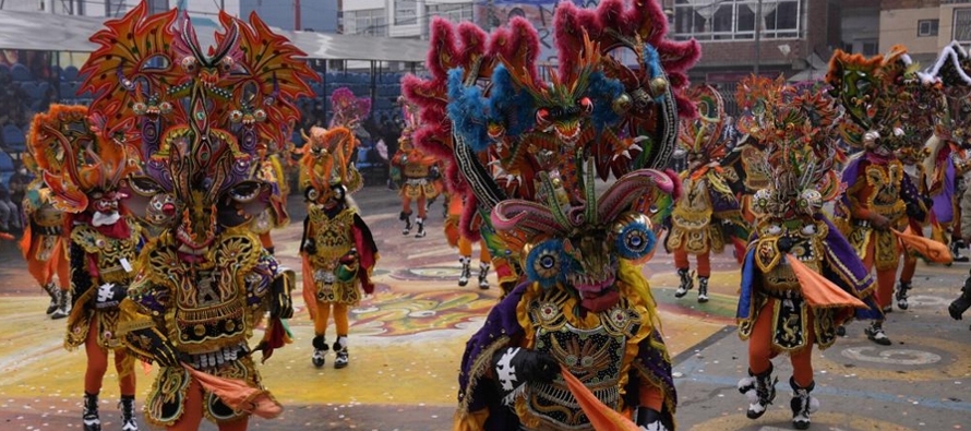 Las autoridades de las regiones bolivianas decidieron que las actividades del carnaval retornaran...