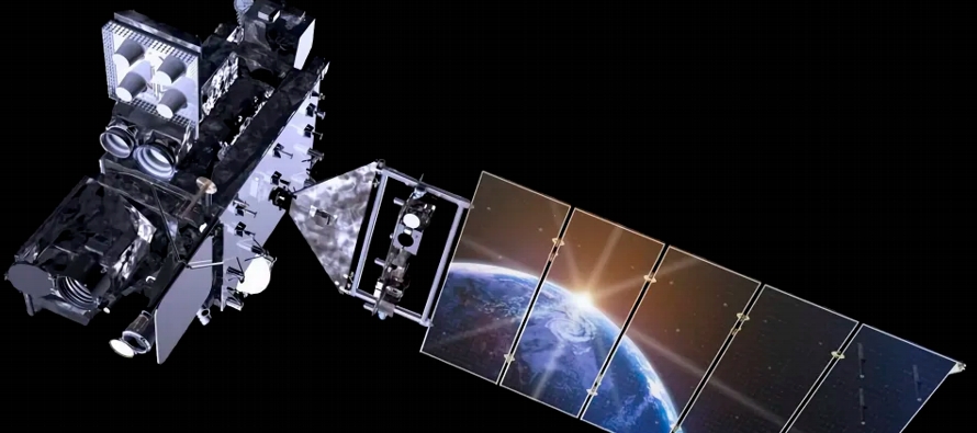 El lunes, el cohete ULA Atlas V fue llevado a la plataforma de lanzamiento en la Estación de...