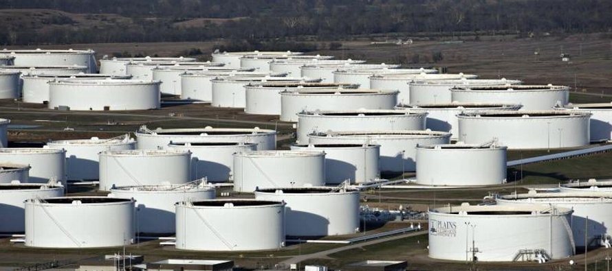Los miembros de la AIE acordaron este martes poner 60 millones de barriles de crudo en el mercado y...