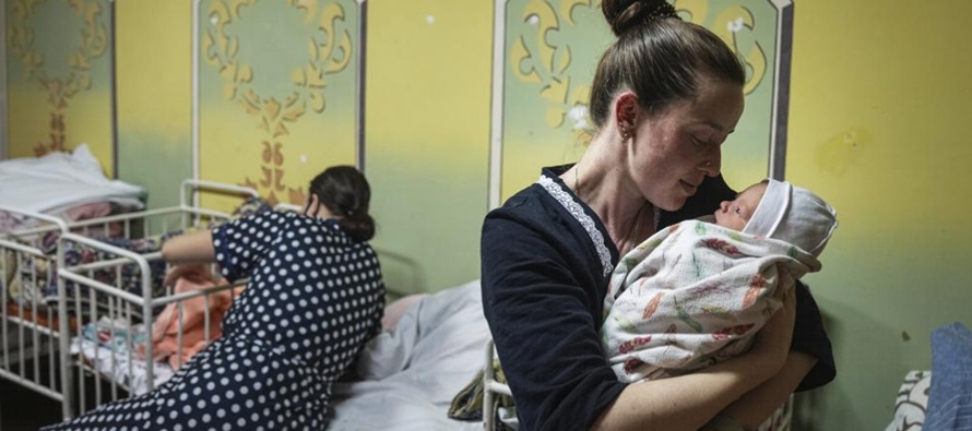 El sótano del hospital materno-infantil de la ciudad costera de Mariupol se...