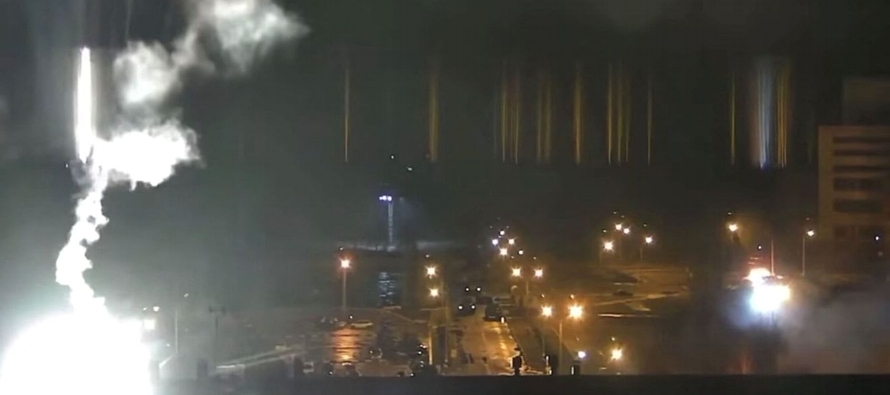 Los ataques rusos provocaron un incendio en la central nuclear de Zaporiyia, ubicada unos 150 km al...