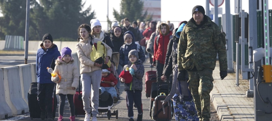 Según el portal de datos de ACNUR, unas 650,000 personas buscaron refugio en Polonia,...