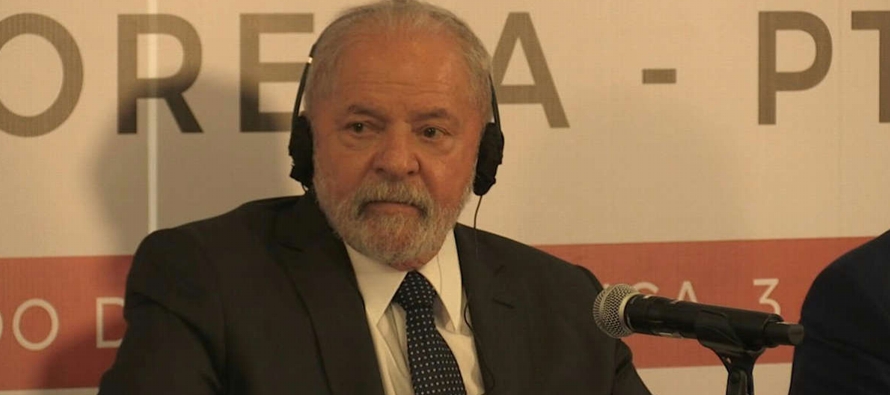 Lula, favorito para la elección presidencial de octubre en Brasil, aludía a la...