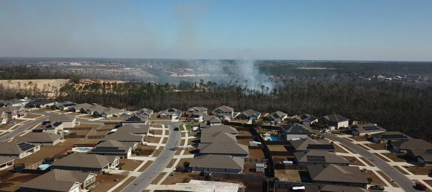 Los bomberos combatieron el incendio de Bertha Swamp Road, que cubría 3.642 hectáreas...