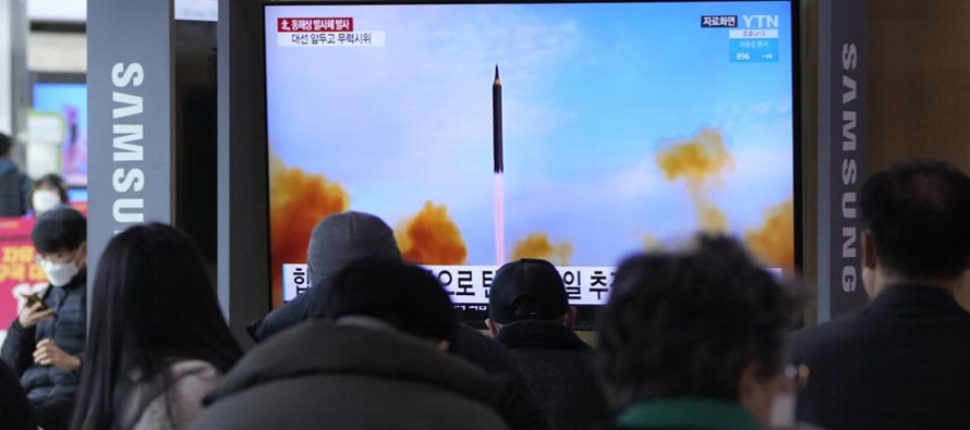 Estas acciones ocurren en momentos en que Corea del Norte ha efectuado una serie de lanzamientos de...
