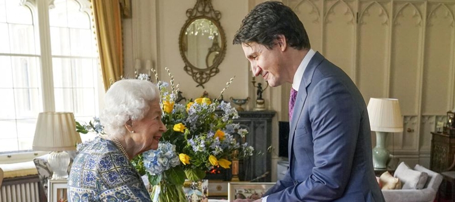 La monarca británica, que también es la reina de Canadá, conversó con...