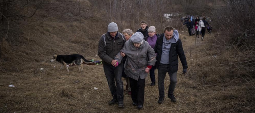 La ofensiva rusa ha obligado a 2 millones de personas a huir de Ucrania, dijeron responsables de...