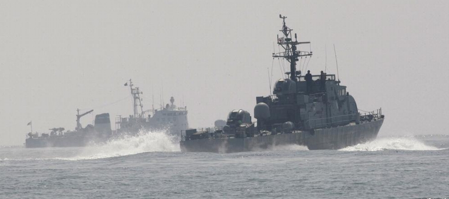 La Armada del Sur realizó disparos de advertencia el martes para ahuyentar a la patrullera...