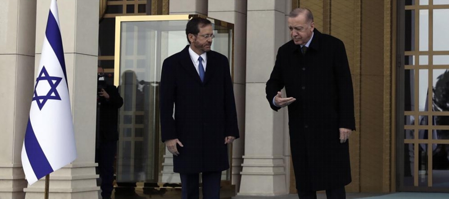 Acompañado por una escolta turca montada, Herzog llegó al palacio presidencial en la...
