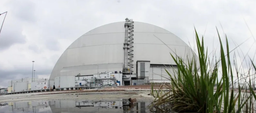 La antigua central nuclear, ubicada en una zona de exclusión debido a la radiactividad por...