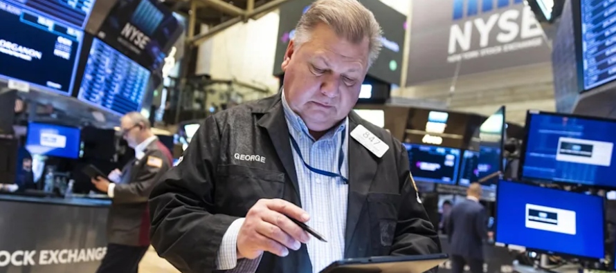 En otros mercados, al cierre de Wall Street el bono a 10 años ascendía a 1,951 %, el...