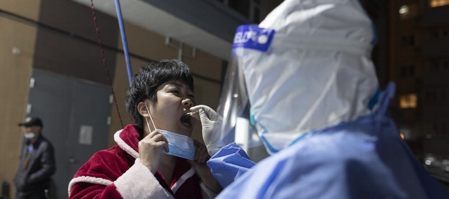Las autoridades de Hong Kong reportaron 31.392 contagios locales el jueves, menos que los cerca de...