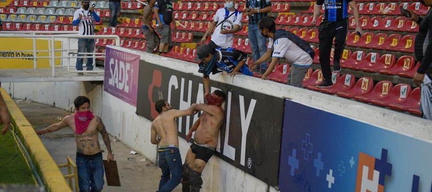 Una fotografía muestra los hechos de violencia que ocurrieron en el estadio Corregidora el...