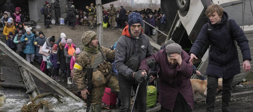 La guerra ha forzado a más de 2,3 millones de personas a huir de Ucrania, mientras otras se...