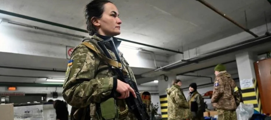 Hasta la invasión rusa, las mujeres constituían solo un 5% de las fuerzas armadas y...