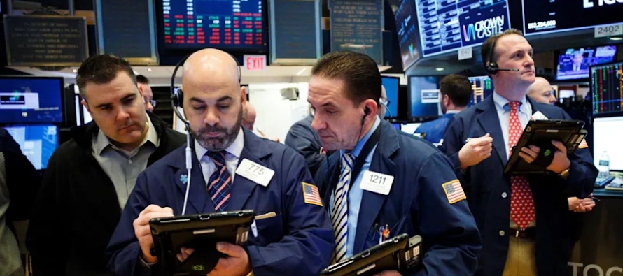 En otros mercados, al cierre de Wall Street el bono a diez años descendía a 1,997 %,...