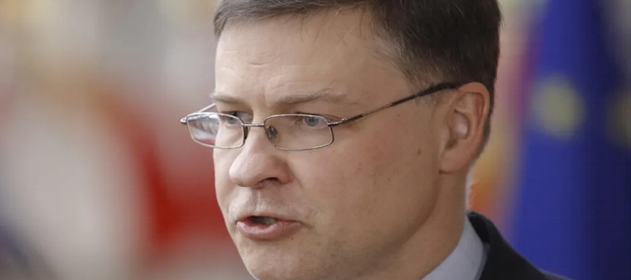 Dombrovskis insistió en que Moscú continúa cometiendo "atrocidades y...
