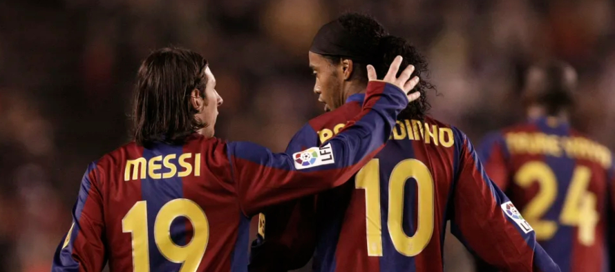 Ronaldinho, ganador del Balón de Oro en 2005, cuando militaba en el Barcelona, se...